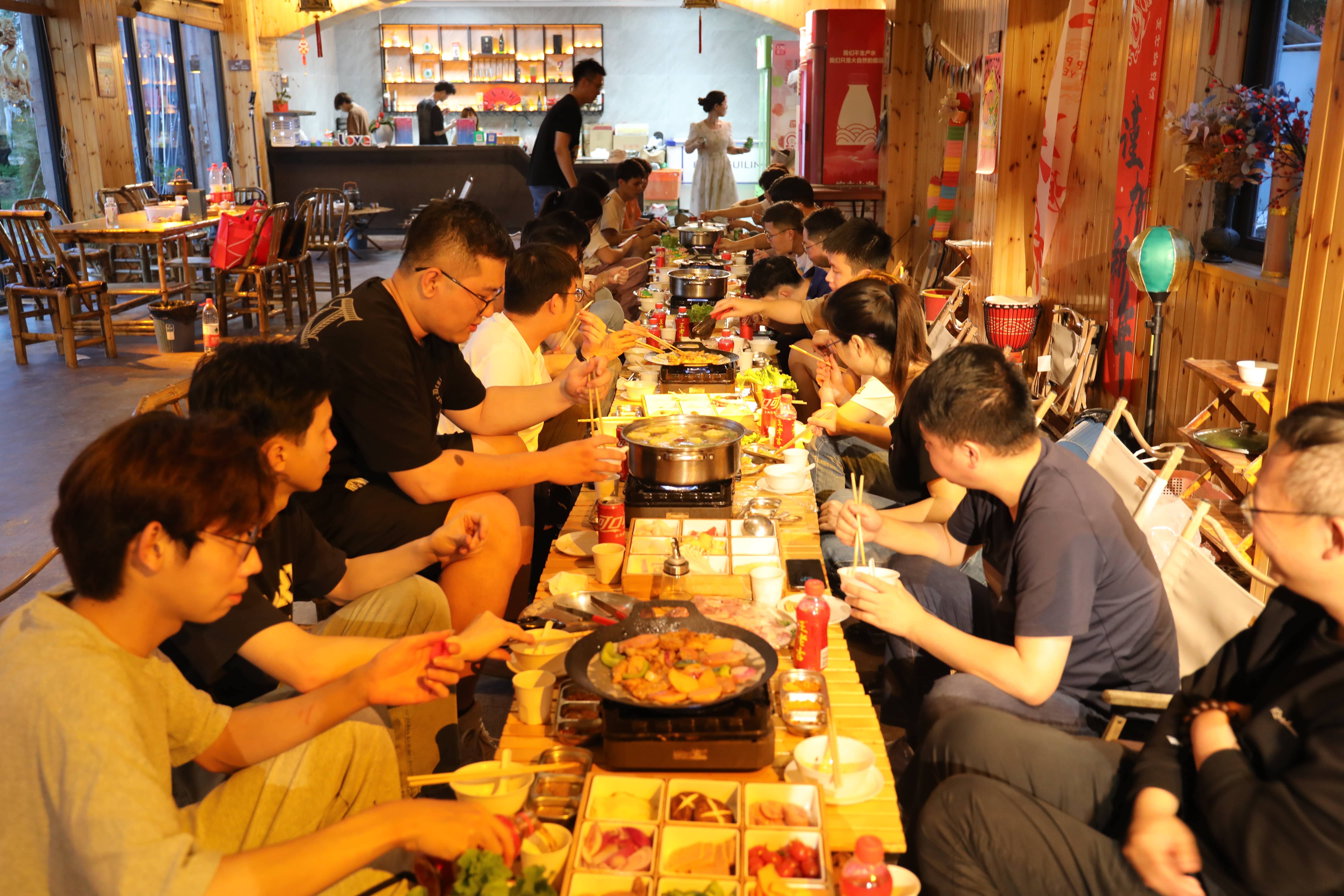 公司团建聚餐)